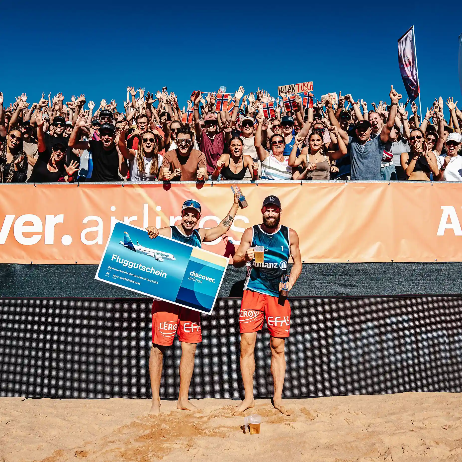 M2_M_Winner Sieger Mathias Berntsen & Hendrik Nikolai Mol feiernd mit Pokal vor Fans