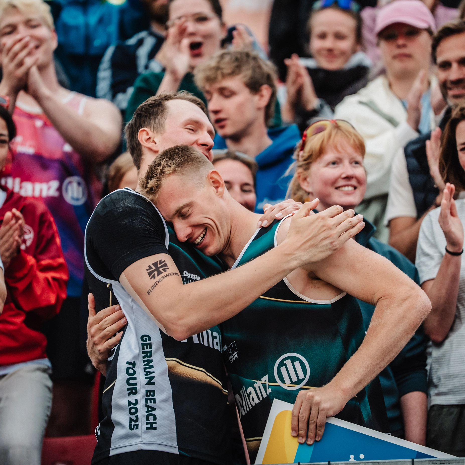 Gewinner Robin Sowa und Jonas Reinhardt sich in den Armen liegend mit Fans im Hintergrund