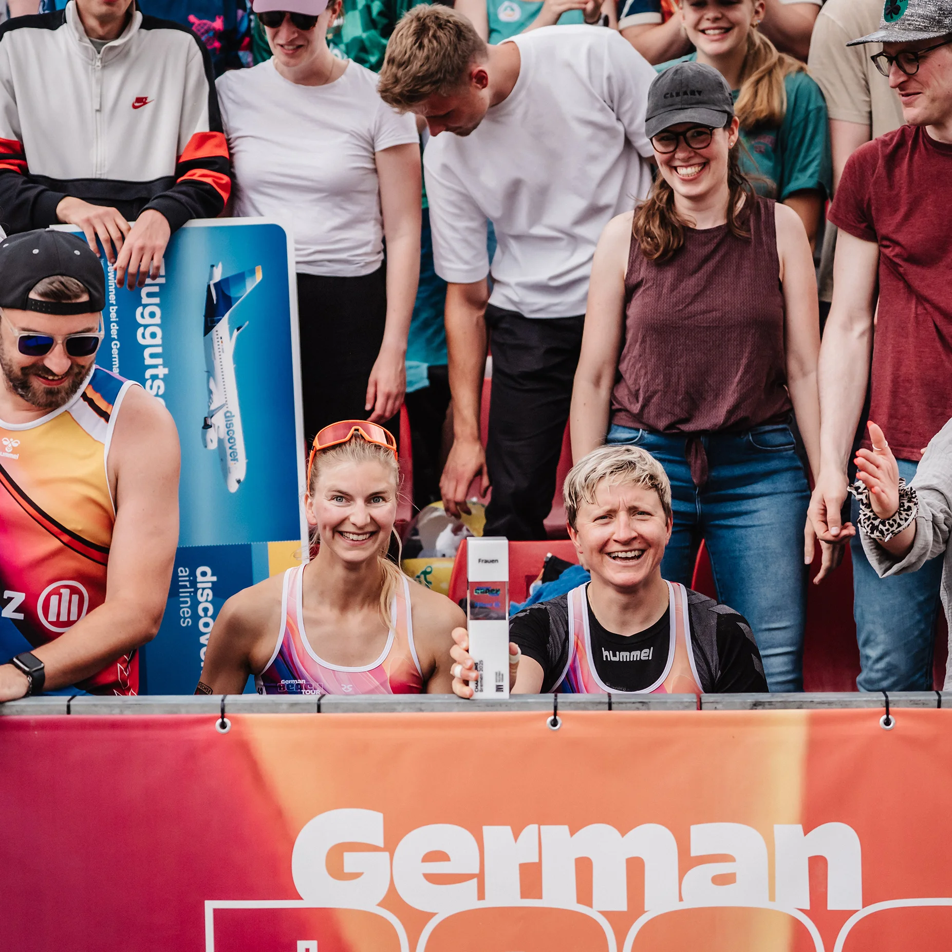 Gewinnerinen Nele Barber & Melanie Gernert mit Fans