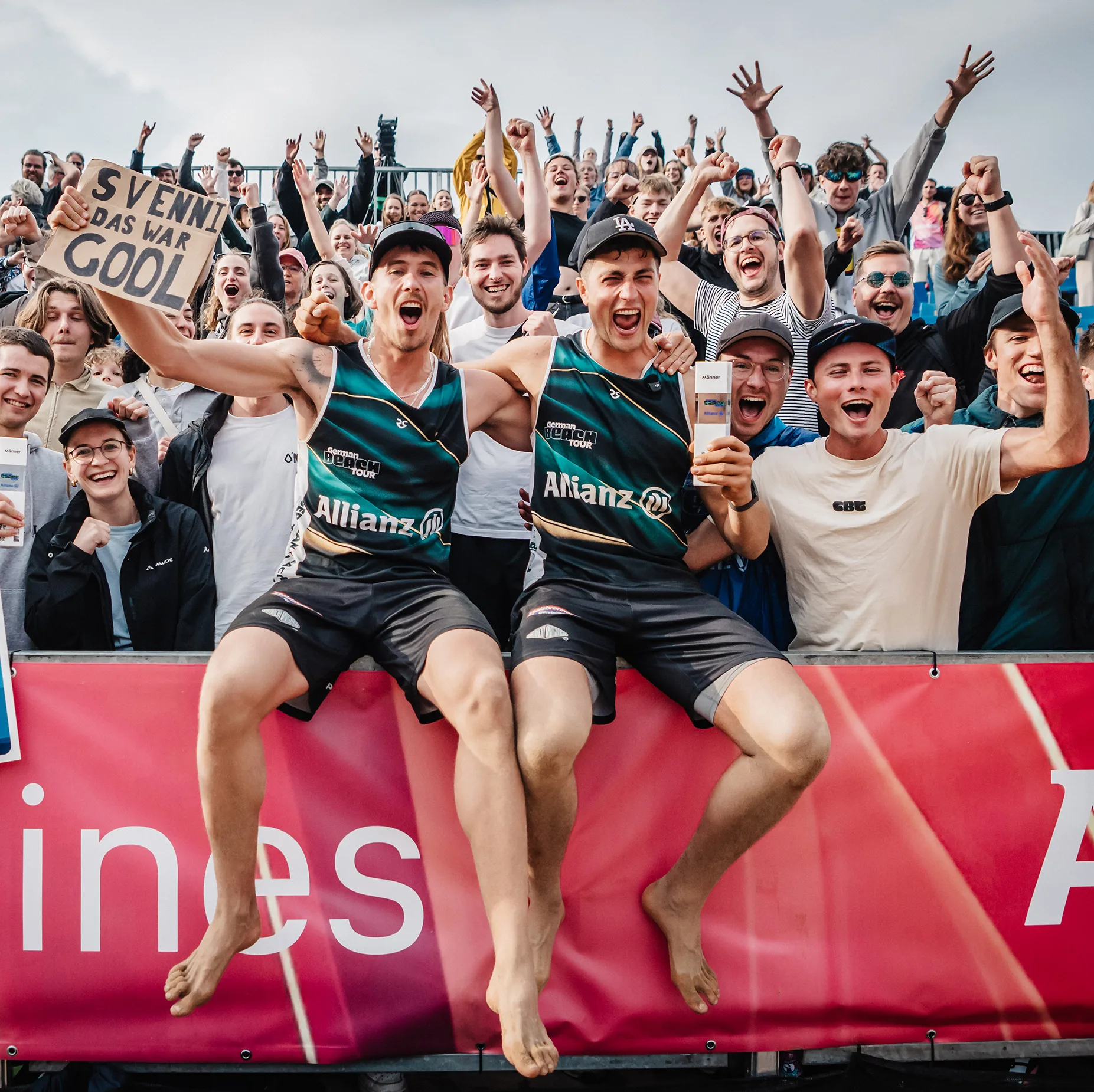 HH_men_winner Gewinner: Lukas Pfretzschner (links) & Sven Winter (rechts) vor Fans