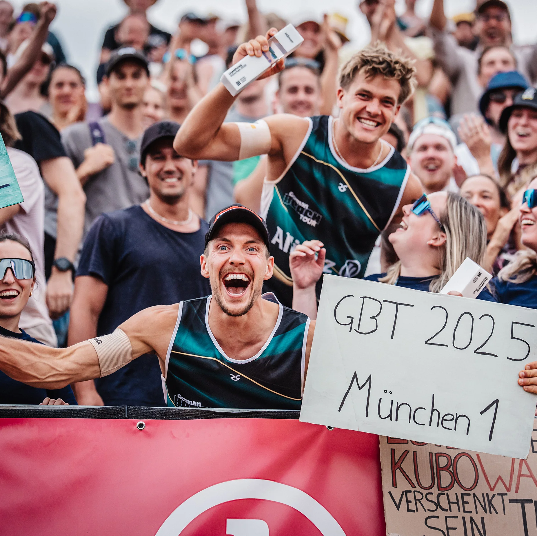 GBT_M1_Winner_Men.jpg Gewinner Poniewaz & Kubo mit Fans